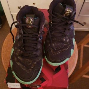 Boys Gently worn Irving Kyrie tennis shoes